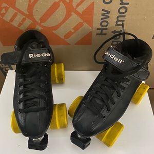 LIKE NEW BLACK RIEDELL SKATES